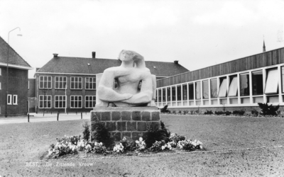 500377 Standbeeld De Zittende Vrouw , 1970