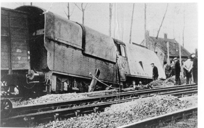 500393 Een ontspoorde trein, 1937