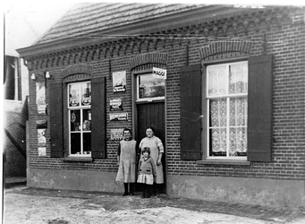 500411 Kruidenierswinkel van W.van de Heijden- van Zeeland, 1925