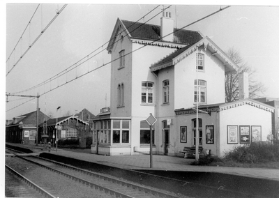 500421 Spoorzijde van het stationsgebouw van Best, 1960