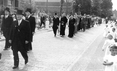 500426 De stoet op weg naar de kerk voor de celebratie van de eerste H. Mis, 15/08/1953