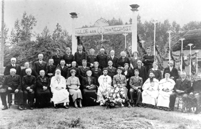 500457 Neomist Theo Schepens met familie bij zijn celebratie van zijn eerste Heilige Mis, 1938