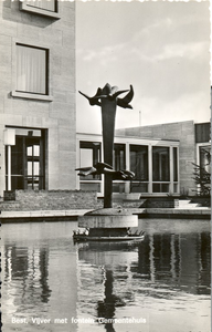 500465 Vijver met het kunstwerk Vogels voor het gemeentehuis, 1964