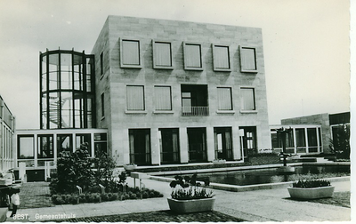 500466 Hoofdgebouw van het gemeentehuis met vijver, 1964