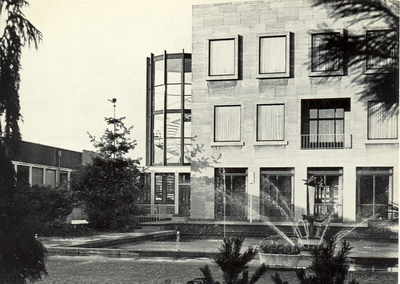 500467 Hoofdgebouw van het gemeentehuis met vijver, 1964