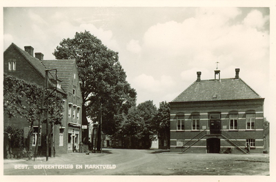 500474 Marktplaats met rechts het gemeentehuis, 1940