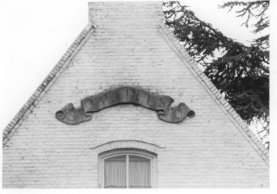 500477 Ödulphushof Schild dat op gevel van het woonhuis van huisarts Burgering stond, 1994