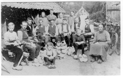500481 Personeel klompenfabriek familie Neggers, 1929