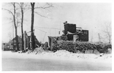 500491 Het afgebrande huis van huisarts Burgering, 1944