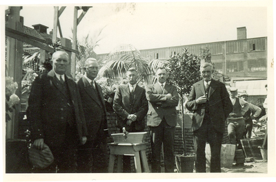 500509 Notabelen staan te wachte voor de eerste steenlegging van het KJV-huis, 09/05/1934