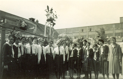 500510 Groep KJV-leden in afwachting van de eerste steenlegging, 09/05/1934