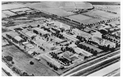 500514 Luchtfoto van de Bata-fabrieken in het Batadorp, 1970