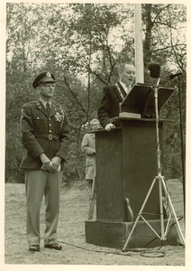 500523 Burgemeester G.F.J. Notermans houdt een toespraak bij de onthulling Joe Mann-monument, 17/09/1956