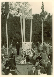 500525 Overzicht van genodigden bij de onthulling van het Joe Mann monument, 17/09/1956