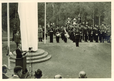 500528 Burgemeester Notermans tijdens zijn toespraak voorafgaande aan de onthulling van het Joe Mann monument, 17/09/1956