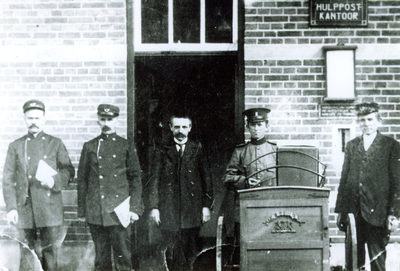 500575 Personeel van het Hulppostkantoor, 1920