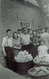 500592 Klompenmakers van klompenfabriek van Laarhoven, 1942