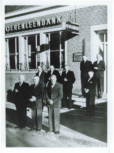 500597 Bestuur van de Boerenleenbank voor het bankgebouw, 1955