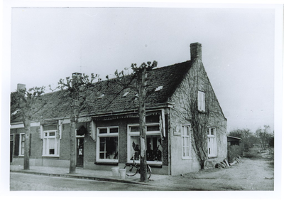 500607 Winkel, woonhuis van kleermakerij Piet Cras, 1952