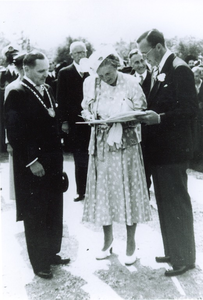 500608 Koningin Juliana en Prins Bernhard bij hun bezoek aan Best. links burgemeester G. Notermans, 07/09/1949