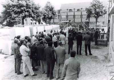 500670 Genodigden bij de eerste steenlegging, 1988