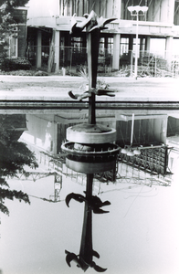500671 Fontein in de vijver voor het gemeentehuis, 1985
