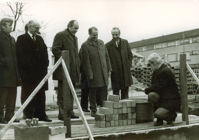 500692 Genodigden bij de eerste steenlegging door burgemeester J. de Leeuw, 1970