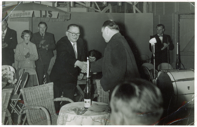 500734 Burgemeester G. Notermans feliciteert Jos van Riel, 1954
