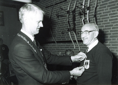 500743 W. van Dijk ontvangt een Koninklijke onderscheiding uit handen van burgemeester J, de Widt, 09/1985