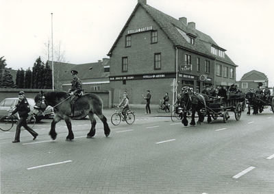 500753 Politie verhuist op ludieke wijze met paard en wagen, 29/03/1985