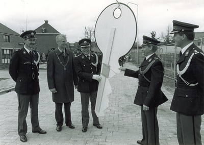 500755 Politie ontvangt de sleutel van het nieuwe politiebureau, 04/1985