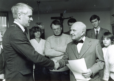 500757 Jules Kuipers ontvangt de onderscheiding uit handen van burgemeester J. de Widt, 22/11/1985