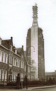 500776 Het bouwen van de torenspits op de Odulphuskerk, 1959 /1960