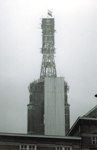 500777 Het bouwen van de torenspits op de Odulphuskerk, 1959 /1960