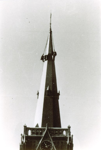 500779 Het bouwen van de torenspits op de Odulphuskerk, 1959 /1960