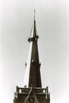 500779 Het bouwen van de torenspits op de Odulphuskerk, 1959 /1960