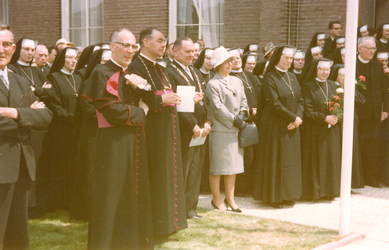 500782 Bezoek van bisschop Bekkers aan Huize Nazareth, 05/1964