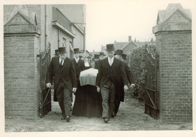500786 De baardragers lopen door de poort van de begraafplaats, 03/10/1963