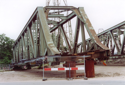 500804 De beide spoorbruggen zijn naast het spoor neergelegd, 1999