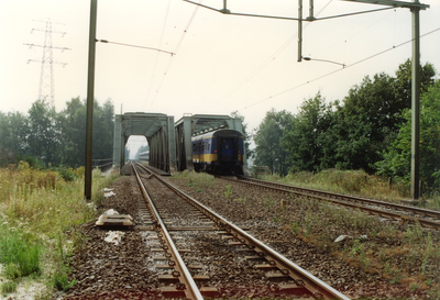 500808 Spoorlijn met spoorbruggen gezien van zuid naar noord, 08/1997