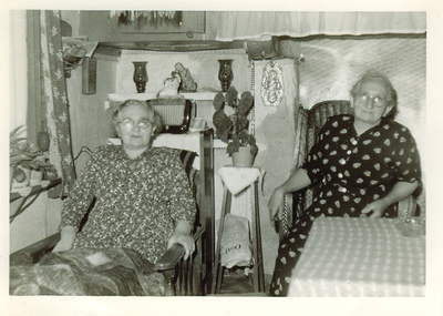 500835 Gezusters Dekkers in hun huiskamer, 1965