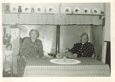 500837 Gezusters Dekkers zittend in de huiskamer bij de schouw, 1965
