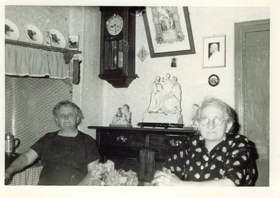 500839 Gezusters Dekkers in de huiskamer, 1965