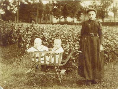 500846 Met de kinderwagen aan de wandelen, 1900