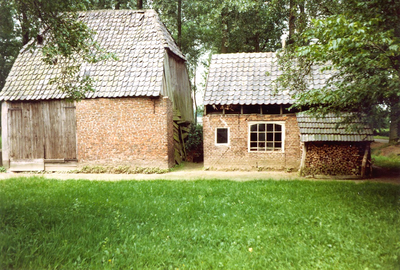 500852 Klompenhuis en Boerderij van familie van Laarhoven, 1990
