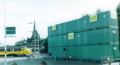 500888 Containers geplaatst bij de spoorwegovergang, 09/1992
