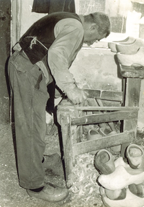 500935 Klompenmaker van de Biggelaar in zijn werkplaats, 1950