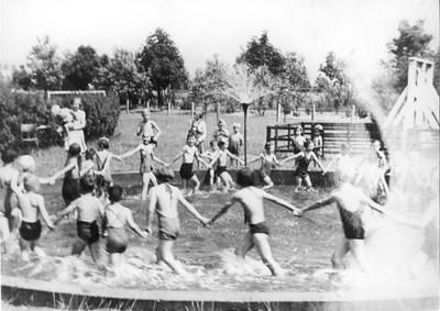 500978 Zwembad met speeltuin in Batadorp, 07/1952