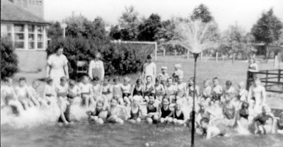 500982 Zwembad met speeltuin in Batadorp, 1952