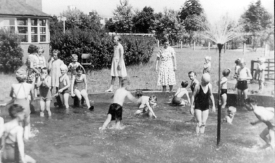 500983 Zwembad met speeltuin in Batadorp, 1952